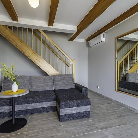 Frajda Domki - Apartamenty 6-Osobowe - Salon I Dwie Sypialnie Oraz Studia 4-Osobowe - Pokoj Z Aneksem Kuchennym Rewal Eksteriør bilde