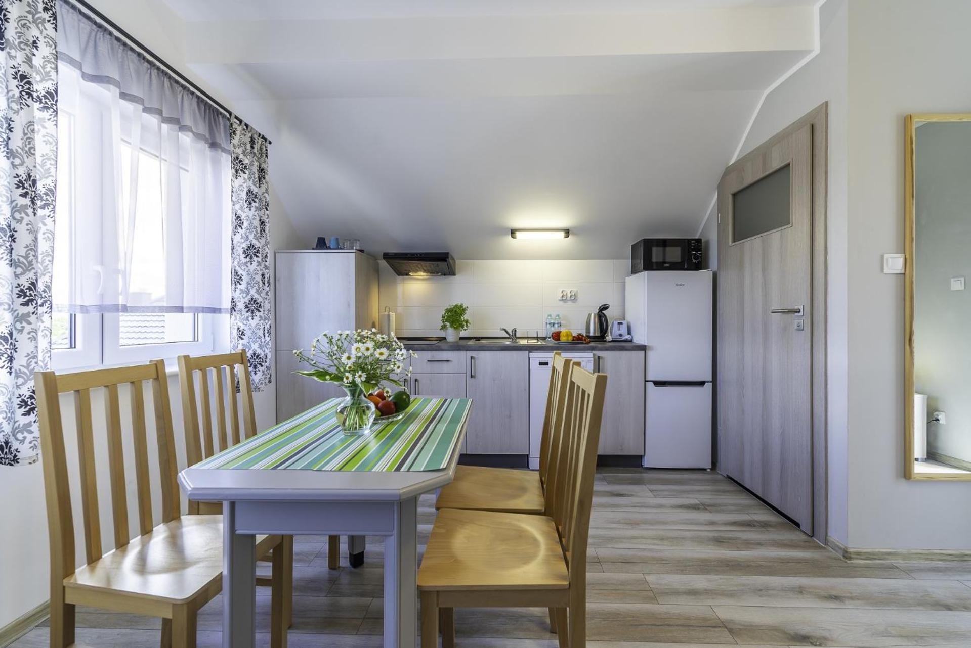 Frajda Domki - Apartamenty 6-Osobowe - Salon I Dwie Sypialnie Oraz Studia 4-Osobowe - Pokoj Z Aneksem Kuchennym Rewal Eksteriør bilde