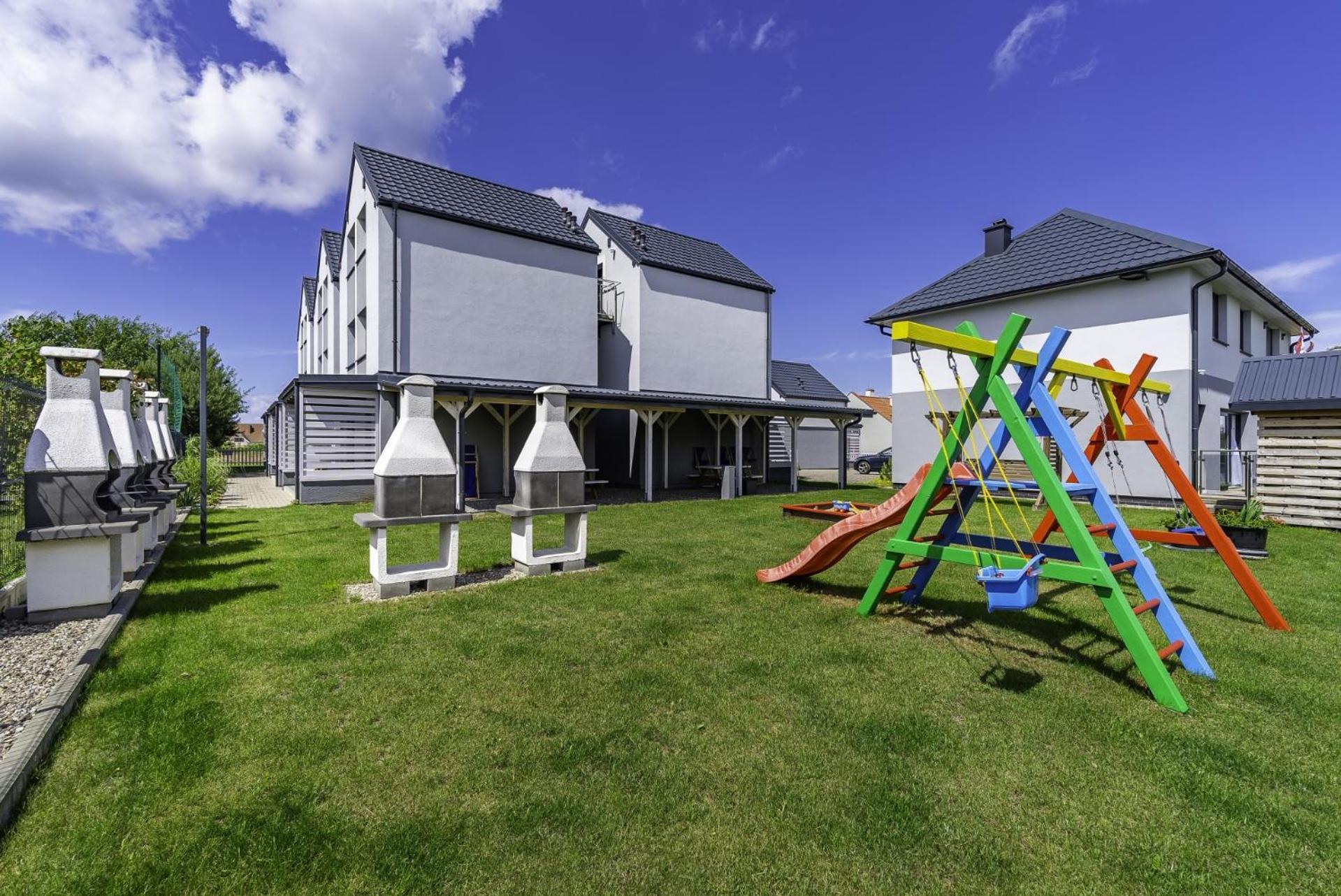 Frajda Domki - Apartamenty 6-Osobowe - Salon I Dwie Sypialnie Oraz Studia 4-Osobowe - Pokoj Z Aneksem Kuchennym Rewal Eksteriør bilde